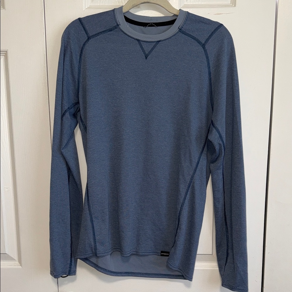 Patagonia Lt. blue Men’s Crew Neck Long Sleeve undershirt. M